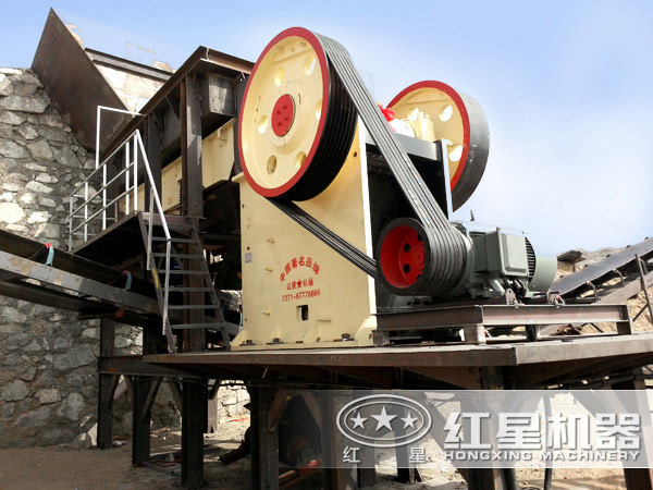 顎式破碎機(jī)工作現(xiàn)場