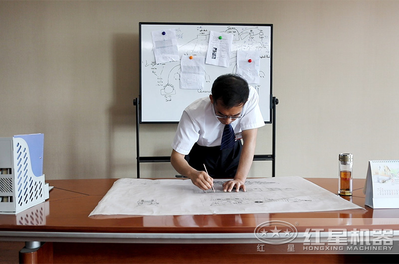 技術工程師在為客戶設計生產(chǎn)線方案中