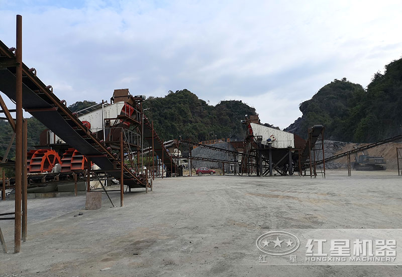 方案三配置現(xiàn)場(chǎng)：破碎機(jī)+制砂機(jī)+洗砂機(jī)，費(fèi)用80萬(wàn)以上