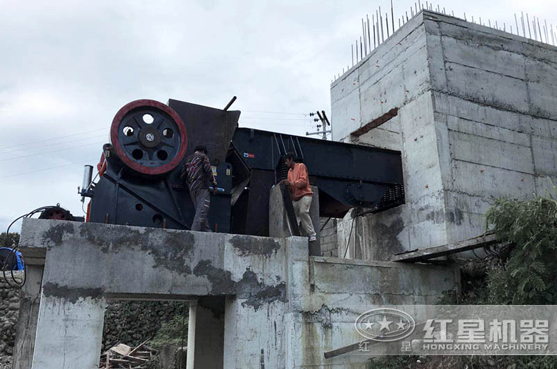 大型鱷式碎石機(jī)設(shè)備不同、型號不同、報價不同