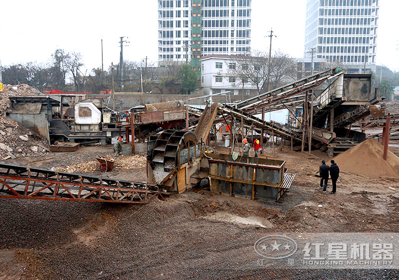 建筑垃圾制沙現(xiàn)場(chǎng)，配置車載制沙機(jī)